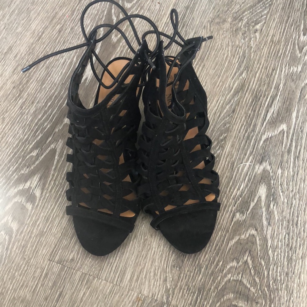 Cute heeled sandals that crisscross in the back! Size 7.5